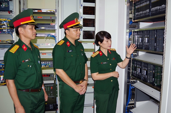 Lãnh đạo Lữ đoàn 205 kiểm tra công tác quy hoạch trạm tổng đài.Ảnh: TRUNG DŨNG